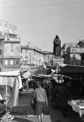 Olaszország, Róma, Piazza Campo de' Fiori, szemben Giordano Bruno szobra., 1965, Aradi Péter, Szenczi Mária, szobor, piac, Fortepan #212130