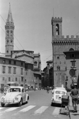 Olaszország, Firenze, Piazza di San Firenze, balra a Badia Fiorentina apátság, jobbra a Bargello-palota (Bargello Nemzeti Múzeum).

, 1965, Aradi Péter, Szenczi Mária, Volkswagen Bogár, babakocsi, Fiat 500 Topolino, gyalogátkelő, Fortepan #212160