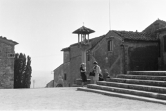 Olaszország, Fiesole, Via San Francesco, a Szent Ferenc kolostor udvara., 1965, Aradi Péter, Szenczi Mária, lépcső, kereszt_jelkép, Fortepan #212165