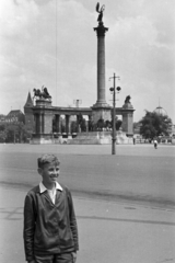 Magyarország, Budapest XIV., Hősök tere a Szépművészeti Múzeum előtt, szemben a Millenniumi emlékmű, háttérben Vajdahunyad vára., 1959, Aradi Péter, Szenczi Mária, Budapest, Fortepan #212168