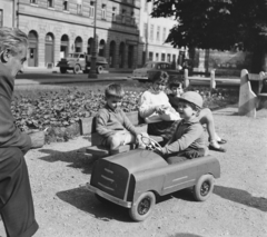 Magyarország, Budapest I., Corvin tér, jobbra a budai kapucinus templom., 1965, Rose család, Budapest, teherautó, gyerekek, tankautó, Csepel D-420, pedálos autó, Fortepan #212234