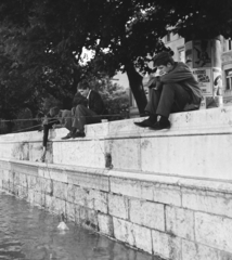 Magyarország, Budapest I., a Bem rakpart mellvédje a Szilágyi Dezső térnél, árvíz idején., 1965, Rose család, Budapest, Best of, plakát, folyópart, horgászat, hirdetőoszlop, árvíz, Fortepan #212235