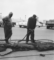 Magyarország, Budapest XI., Műegyetem rakpart, a Duna túlpartján balra a közraktárak, jobbra a Bakáts utca torkolata., 1965, Rose család, Budapest, svájcisapka, csákány, légkalapács, útépítés, Fortepan #212238