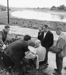 Lengyelország, Krakkó, Visztula-part, a bulwar Czerwieński felől déli irányba nézve. Balra fenn a kettős torony a Skałką / bazyliką Na Skałce., 1965, Rose család, zsebredugott kéz, sakk, Fortepan #212248