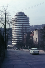 Magyarország, Budapest II., Budapest körszálló a Lorántffy Zsuzsanna útról nézve., 1974, Rose család, Budapest, Fiat 850, Fortepan #212259