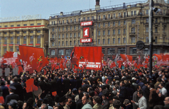 Oroszország, Moszkva, Manézs tér, háttérben a Mohovaja utca (ekkor Marx sugárút), jobbra a Nemzeti szálló a Tverszkaja (ekkor Gorkij) utca sarkán. Május 1-i felvonulás résztvevői., 1973, Rose család, színes, Szovjetunió, Fortepan #212261