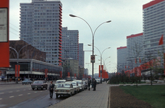 Oroszország, Moszkva, Novij Arbat (ekkor Kalinyin) sugárút, balra az Október mozi a 24. szám alatt., 1973, Rose család, színes, Szovjetunió, Fortepan #212264