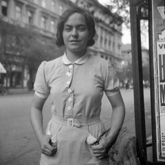 Magyarország, Budapest VI., Andrássy út, a Nagymező utca felől a Jókai tér felé nézve., 1943, Fortepan, portré, nő, Budapest, Fortepan #21228