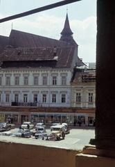 Románia,Erdély, Brassó, Fő tér (ekkor Piața 23 August, ma Tanács tér, Piața Sfatului) a Tanácsháza (egykor Városháza, ma múzeum).erkélyéről fényképezve. Háttérben a Fekete templom., 1973, Rose család, Fortepan #212290