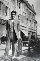 Hungary, Kecskemét, a felvétel a Szabadság téren a Népbank-palota előtt készült., 1930, Adelhardt Márta, man, hands behind the back, suit, Fortepan #212313