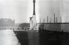 Magyarország, Budapest XI., budai alsó rapkart, Petőfi (Horthy Miklós) híd, Haditengerészeti Hősi Emlékmű., 1939, Adelhardt Márta, Budapest, eltűnt épület, szoborcsoport, Fortepan #212341