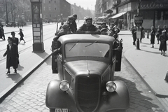 Magyarország, Budapest VII., Rákóczi út, villamosmegálló a Blaha Lujza térnél, szemben a Rókus kórház épülete, jobbra az Akácfa utca., 1940, Adelhardt Márta, színes, teherautó, Ford-márka, hirdetőoszlop, magyar légierő, villamosmegálló, rendszám, szűcs, Budapest, Best of, Fortepan #212357