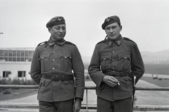 Magyarország, Budaörsi repülőtér, Budapest XI., a felvétel a forgalmi épület teraszán készült., 1941, Adelhardt Márta, légierő, magyar légierő, bajonett, Budapest, Fortepan #212368