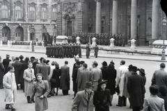 Magyarország, budai Vár, Budapest I., Királyi Palota (később Budavári Palota), Hunyadi udvar. Őrségváltás a főőrségi épület előtt., 1942, Adelhardt Márta, Budapest, bámészkodás, Fortepan #212402