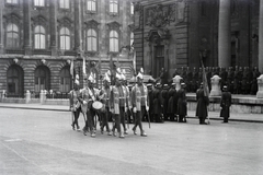 Magyarország, budai Vár, Budapest I., Királyi Palota (később Budavári Palota), Hunyadi udvar. Őrségváltás a főőrségi épület előtt., 1942, Adelhardt Márta, testőr, víbárd, Budapest, dobos, Fortepan #212404