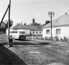 Magyarország, Buják, Kossuth Lajos utca, háttérben a Tours-i Szent Márton-templom., 1958, Adelhardt Márta, autóbusz, Ikarus-márka, Ikarus 55, rendszám, Fortepan #212415