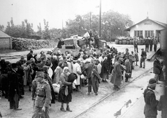 Magyarország, Kőszeg, vasútállomás. 1944. június 18. zsidók átszállítása a Schey Fülöp utcai gettóból a szombathelyi gettóba, onnan 1944. július 4-én Auschwitzba deportálták a foglyokat., 1944, Fortepan, holokauszt, zsidóság, zsidóüldözés, Fortepan #212430