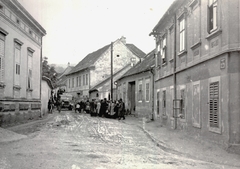 Magyarország, Kőszeg, Schey Fülöp utca a Várkörnél. Zsidók gyülekezője a gettónál, innen indult a gyalogmenet a vasútállomásra 1944. június 18-án. A szombathelyi gettóba történő átszállításuk után, 1944. július 4-én, Auschwitzba deportálták a foglyokat., 1944, Fortepan, holokauszt, csendőr, zsidóság, zsidóüldözés, Fortepan #212432