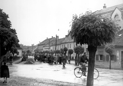 Magyarország, Kőszeg, Rákóczi Ferenc utca (Király út), szemben a Munkácsy Mihály utca. Zsidók gyalogmenete a Schey Fülöp utcai gettóból a vasútállomásra 1944. június 18-án. A szombathelyi gettóba történő átszállításuk után, 1944. július 4-én, Auschwitzba deportálták a foglyokat., 1944, Fortepan, holokauszt, kerékpár, csendőr, zsidóság, zsidóüldözés, Fortepan #212433