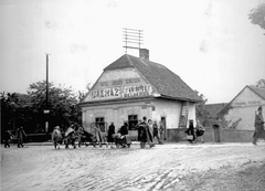 Magyarország, Kőszeg, Rákóczi Ferenc utca (Király út) - Szombathely út találkozása, háttérben a Jurisich vendéglő. Balra a Gyöngyös-patak feletti híd. Zsidók gyalogmenete a Schey Fülöp utcai gettóból a vasútállomásra 1944. június 18-án. A szombathelyi gettóba történő átszállításuk után, 1944. július 4-én, Auschwitzba deportálták a foglyokat., 1944, Fortepan, holokauszt, csendőr, zsidóság, zsidóüldözés, Fortepan #212434