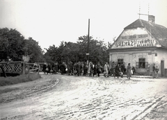 Magyarország, Kőszeg, Rákóczi Ferenc utca (Király út) - Szombathely út találkozása, háttérben a Jurisich vendéglő. Zsidók gyalogmenete a Schey Fülöp utcai gettóból a vasútállomásra 1944. június 18-án. A szombathelyi gettóba történő átszállításuk után, 1944. július 4-én, Auschwitzba deportálták a foglyokat., 1944, Fortepan, holokauszt, csendőr, zsidóság, zsidóüldözés, Fortepan #212435