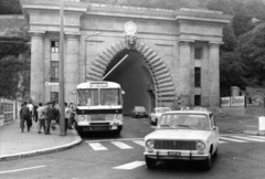 Magyarország, Budapest I., Clark Ádám tér, az Alagút bejárata., 1975, Fortepan/Album057, autóbusz, taxi, Ikarus-márka, Lada-márka, rendszám, Budapest, Ikarus 556, plakát, címer, alagút, Fabulon, gyalogátkelő, Fortepan #212490