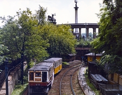 Magyarország, Városliget, Budapest XIV., a Millenniumi Földalatti Vasút az Állatkert felől tart a Hősök tere felé (bal oldali közlekedés)., 1972, Fortepan/Album057, földalatti, Budapest, színes, Fortepan #212499