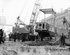 Magyarország, Budapest V., Deák tér, a Földalatti Vasúti Múzeum nyitott födémén keresztül beemelik a Millenniumi földalatti 19-es pályaszámú kocsiját., 1975, Fortepan/Album057, Budapest, építkezés, daru, metró, Fortepan #212501