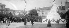 Magyarország, Budapest V., Széchenyi István (Ferenc József) tér, Vilmos császár tiszteletére emelt, koszorút nyújtó Hungária szobor. Balra a Magyar Tudományos Akadémia székháza., 1900, Fortepan, szobor, neoreneszánsz, csoportosulás, Magyar Tudományos Akadémia, Budapest, Friedrich August Stüler-terv, Fortepan #21251