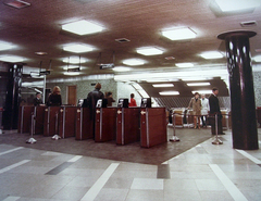 Magyarország, Budapest VII.,Budapest VIII., Blaha Lujza tér, a metró utascsarnoka az állomáshoz vezető mozgólépcsővel., 1970, Fortepan/Album057, metró, metróállomás, Budapest, színes, Fortepan #212513