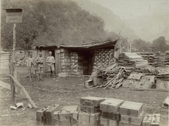 Slovenia, a várostól északra, a hegyek között, a Tolminka-patak völgyében lévő Pologar. Lőszer- és utánpótlás-raktár., 1915, Österreichische Nationalbibliothek, Fortepan #212558