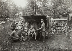 Slovenia, tiszti szolgák kunyhója az isonzói front közelében., 1915, Österreichische Nationalbibliothek, bicycle, uniform, weapon, gun, First World War, Fortepan #212562