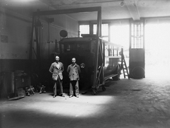 Hungary, Budapest XIV., Erzsébet királyné útja 55., a Székesfővárosi Autóbuszüzem (SZAÜ) garázsa., 1927, Fortepan, bus, Gerrman brand, men, working clothes, Mercedes-brand, ladder, double portrait, Budapest, hands behind the back, Fortepan #21261