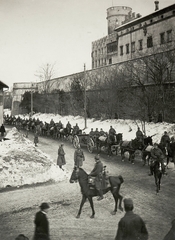 Olaszország, Trento, Via Bernardo Clesio, jobbra a Buonconsiglio kastély (Castello del Buonconsiglio). II. Ferenc nápoly–szicíliai király földi maradványait Arcóból szállítják a Xavéri Szent Ferenc-templomba (Chiesa di San Francesco Saverio), hogy megmentsék őket az első világháború idején., 1916, Österreichische Nationalbibliothek, lovaskocsi, menet, Fortepan #212617