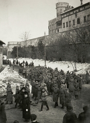 Olaszország, Trento, Via Bernardo Clesio, jobbra a Buonconsiglio kastély (Castello del Buonconsiglio). II. Ferenc nápoly–szicíliai király földi maradványait Arcóból szállítják a Xavéri Szent Ferenc-templomba (Chiesa di San Francesco Saverio), hogy megmentsék őket az első világháború idején., 1916, Österreichische Nationalbibliothek, katonaság, karszalag, gyász, Fortepan #212618