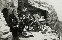 Olaszország, Dolomitok, a Császári és Királyi Hadsereg lövegállása a Cristallo-csoport északi részén., 1917, Österreichische Nationalbibliothek, távcső, ágyú, löveg, lövedék, gázálarc, Fortepan #212623