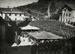 Olaszország, Ziano di Fiemme, Piazza Italia, jobbra a Hotel Polo. Ünnepség I. Ferenc József születésnapja alkalmából (Kaiserfeier)., 1917, Österreichische Nationalbibliothek, szertartás, teherautó, sátor, tiszteletadás, Fortepan #212624