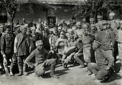 Ukraine,Zakarpattia Oblast, Mukachevo, orosz hadifoglyok a gyűjtőtáborban., 1915, Österreichische Nationalbibliothek, relaxation, dance, prisoner of war, accordion, Soviet soldier, Fortepan #212635