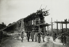 Ukraine, Pluhiv, (ekkor Płuhów), az újjáépítés alatt álló Böhm Ermolli vasúti viadukt., 1915, Österreichische Nationalbibliothek, soldier, bridge building, Fortepan #212646