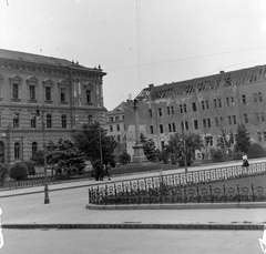 Hungary, Szeged, Aradi vértanúk tere, háttérben a szőregi csata emlékműve., 1944, Fortepan, war damage, bombing, picture, damaged building, Fortepan #21266