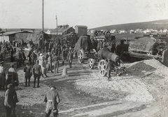 Ukrajna, Berezsani, (ekkor Brzezany), előtérben egy Skoda 30,5 Mörser mozsárágyú a rakodó rámpán., 1916, Österreichische Nationalbibliothek, Fortepan #212661