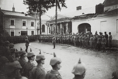 Ukrajna, Berezsani, (ekkor Brzezany), Virmenszka utca. A felvétel a német déli hadsereg vezérkari főnökének, Hans Ritter von Hemmernek a Max Josef Bajor Katonai Rend-del történt kitüntetése alkalmával készült., 1916, Österreichische Nationalbibliothek, Fortepan #212666