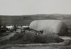 Ukrajna, Milcsa, (ekkor Milcza), a Csázsári és Királyi Hadsereg egyik Drachen típusú rögzített megfigyelő léggömbje feltöltés közben., 1917, Österreichische Nationalbibliothek, léghajó, Fortepan #212685