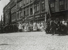 Poland, Kraków, Rynek Glówny a város főtere, úrnapi körmenet. Háttérben a 17-es számú épület, a Hetman-ház (Kamienica Hetmańska)., 1917, Österreichische Nationalbibliothek, procession, priest, kneeling, Fortepan #212705