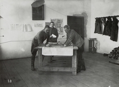 Románia, balra Josef Dobretzberger alezredes, jobbra Siegmund von Benigni táborszernagy, a Császári és Királyi Hadsereg 8. hadtest parancsnoka., 1917, Österreichische Nationalbibliothek, Best of, térkép, hárman, Fortepan #212711