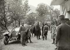 Középen zsebre tett kézzel Rohr Ferenc vezérezredes, tőle jobbra félig takarva Dankl Viktor vezérezredes., 1915, Österreichische Nationalbibliothek, templom, automobil, rendszám, Fortepan #212716