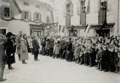 Olaszország, Pergine Valsugana, Via Roma, szemben a Via Gramatica. Balra a csoport közepén IV. Károly magyar király, mögötte balra Jenő főherceg és jobbra Rohr Ferenc vezérezredes., 1917, Österreichische Nationalbibliothek, Fortepan #212781