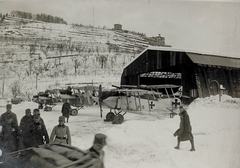 Olaszország, Levico Terme, a Császári és Királyi Hadsereg katonai repülőtere IV. Károly magyar király látogatása idején, 1917. január 17-én., 1917, Österreichische Nationalbibliothek, repülőgép, hangár, repülőtér, Hansa-Brandeburg C.I, Fokker B.III, Fortepan #212782