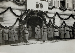 Olaszország, Vezzano, Via Roma 32., előtérben középen IV. Károly magyar király., 1917, Österreichische Nationalbibliothek, virágdíszítés, címer, szemle, Fortepan #212790