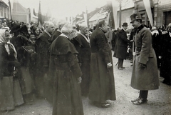 Csehország, Brandýs nad Labem-Stará Boleslav, (ekkor Stará Boleslav (Altbunzlau) önálló város, ma az egyesített város része), ulica Mělnická a Mariánské námestie felé nézve. A felvétel IV. Károly magyar király látogatása idején készült 1917. március 26-án.
, 1917, Österreichische Nationalbibliothek, szemle, Fortepan #212792